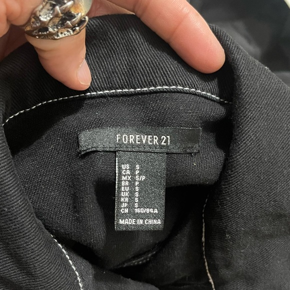 EUC Women’s Small Forever 21 Contrast Stitch Denim Jacket In Black - Picture 9 of 12